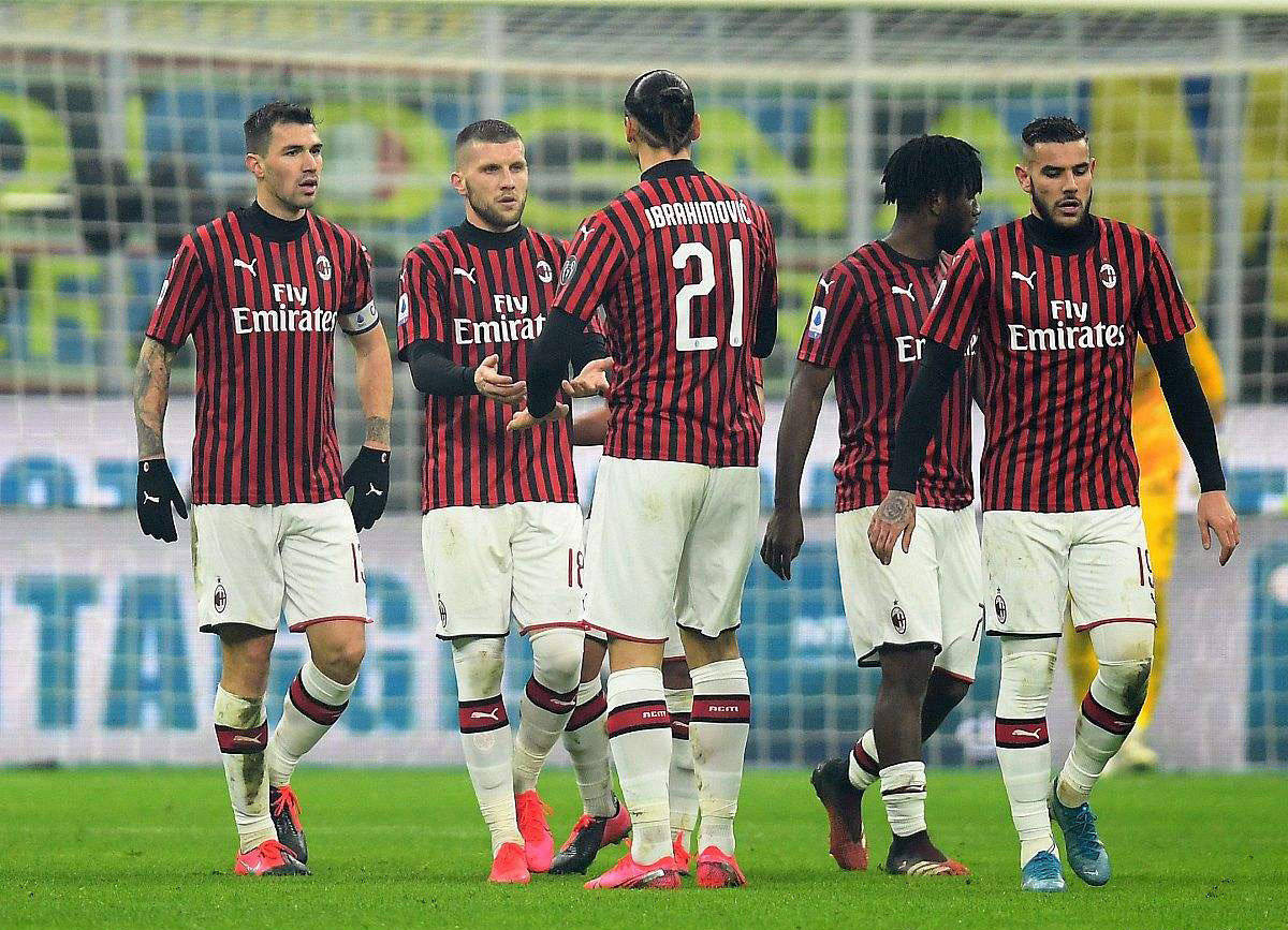 贝克汉姆观看迈阿密国际训练，与梅西、德保罗拥抱