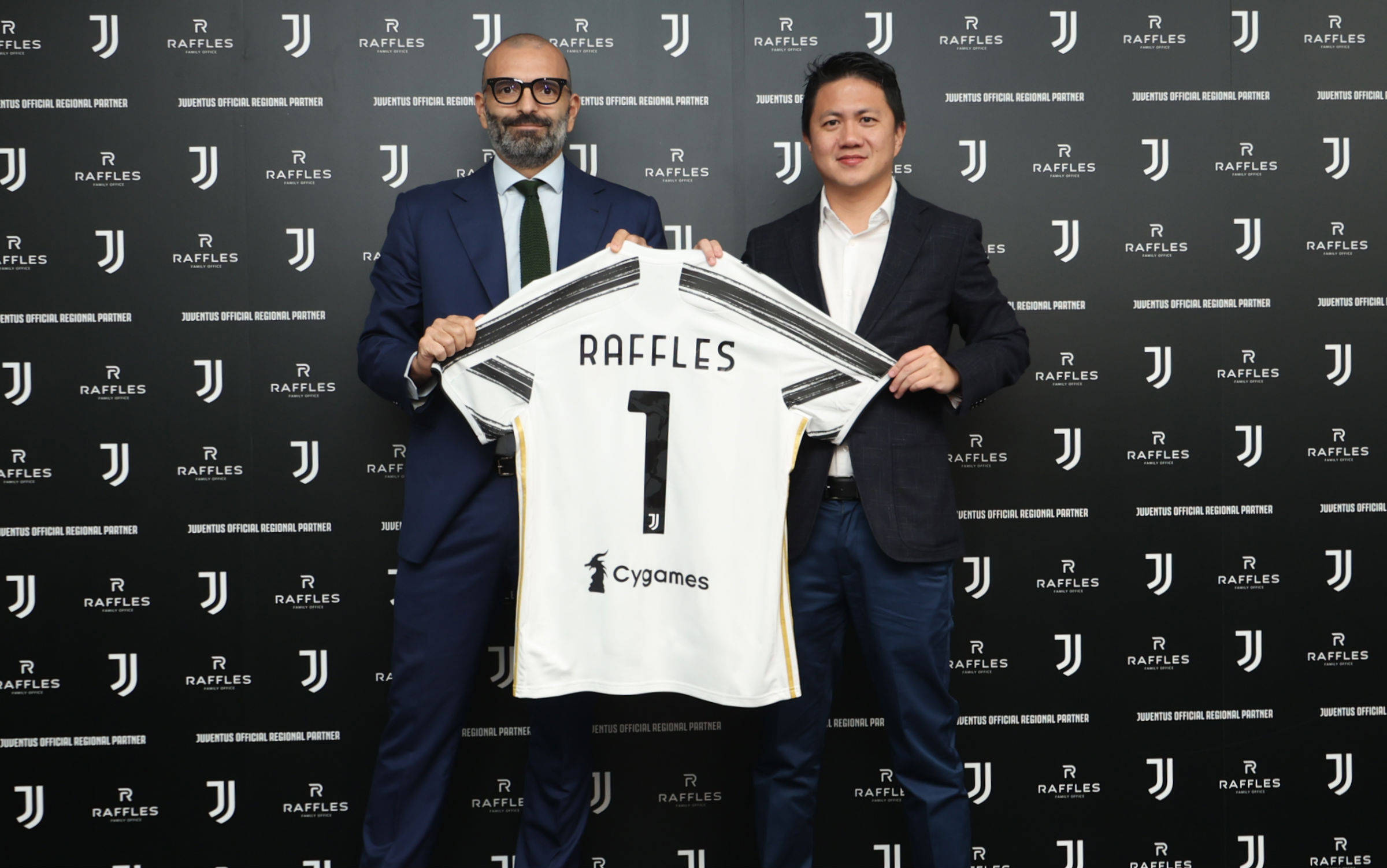 教练表情太真实笑喷球迷