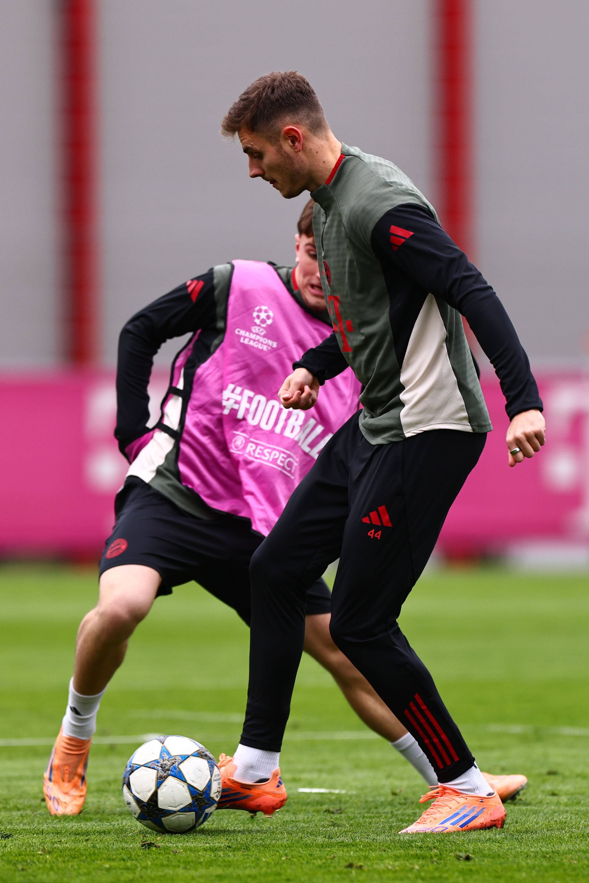 托马斯·弗兰克因指责球迷嘘门将引发争议，面临解雇风险，热刺战绩不佳，球迷矛盾加剧，球队正寻求替补教练。