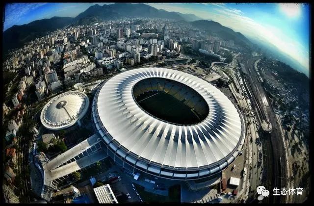 C罗一家海边度假，乔治娜晒比基尼展示性感身材